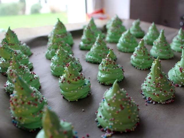 Baiser Tannenbäume: Weihnachtsbäckerei mit Kindern 14