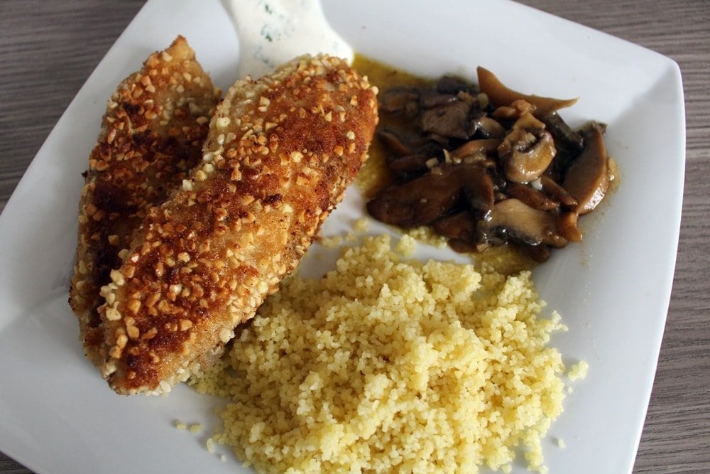 Rezept: Hähnchenschnitzel mit Mandelpanade + Couscous