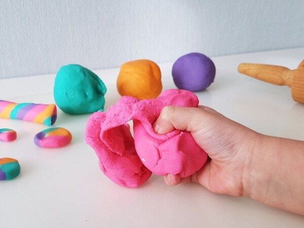 Selbstgemachte Knete: Einfaches Rezept und Anleitung zum Knete selber machen mit Kindern.