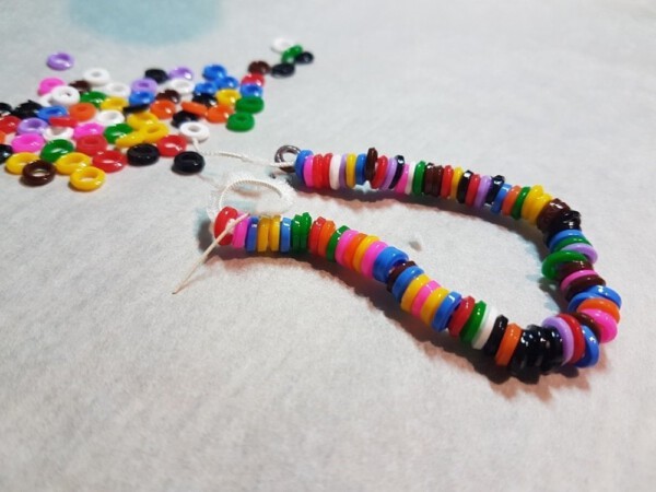 Schmuck aus geschmolzenen Bügelperlen