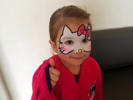 Hello Kitty Katzengesicht schminken