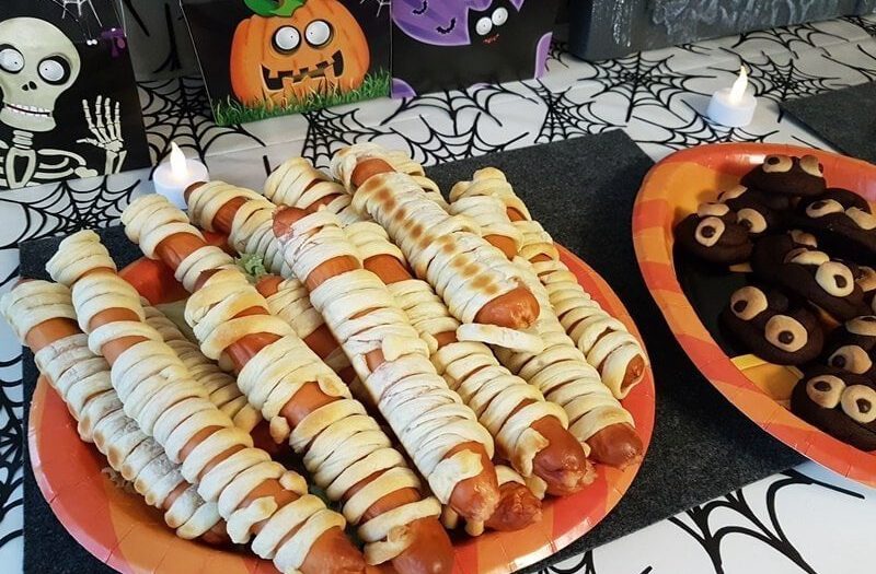 Halloween-Buffet: Mumien-Würstchen und Kacki-Kekse