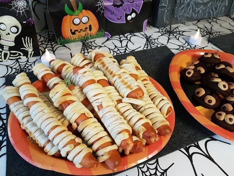 Halloween-Buffet: Mumien-Würstchen und Kacki-Kekse