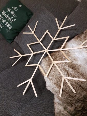 Schneeflocke basteln aus Eisstielen