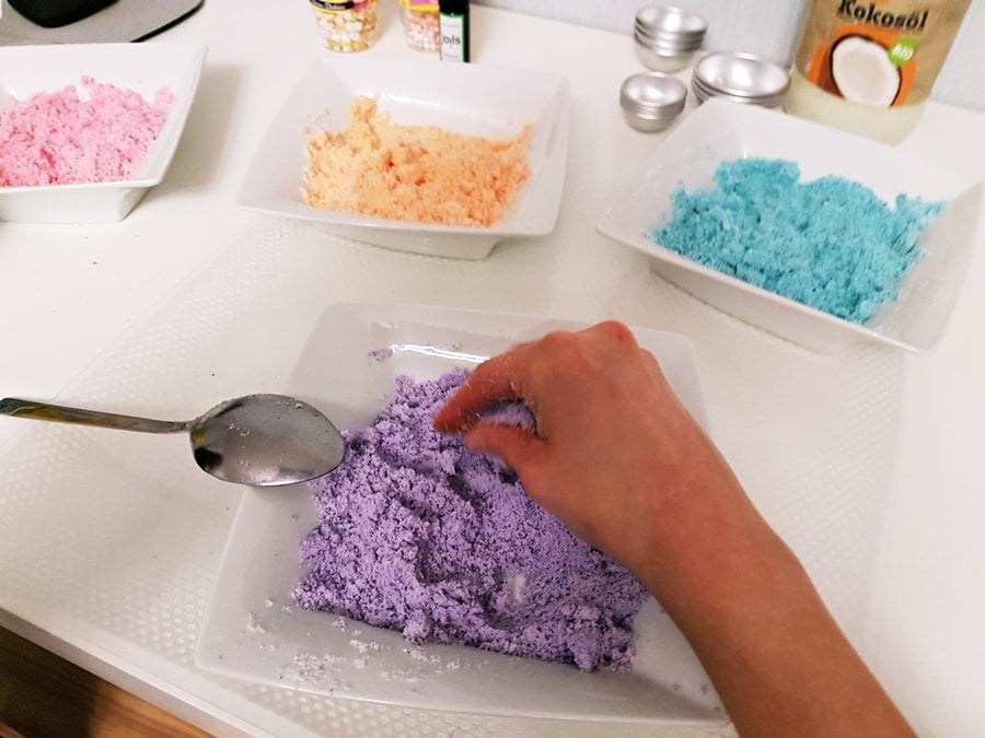 Badekugel selber machen: Zutaten mit Farbe vermengen und kneten