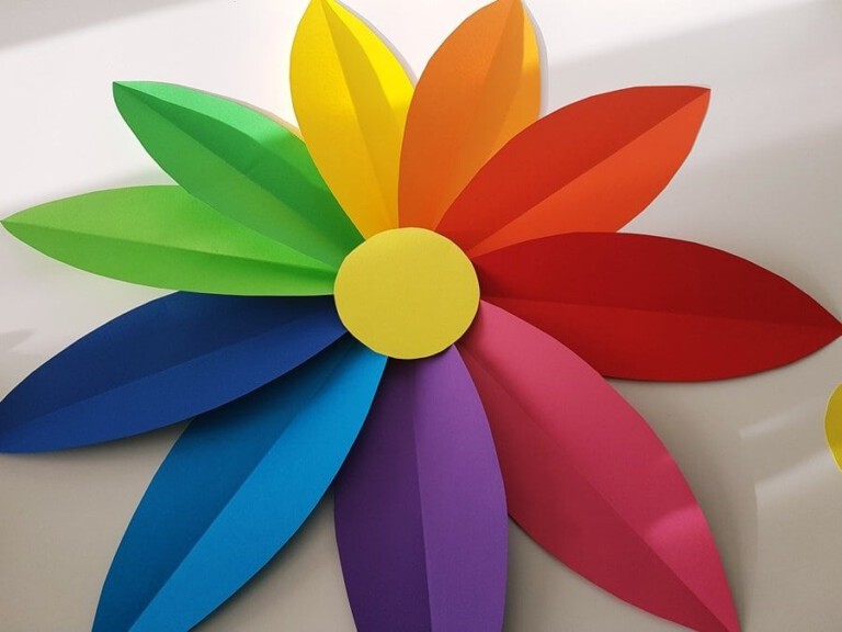 Papierblumen basteln: Blumen Wanddeko basteln mit Kindern