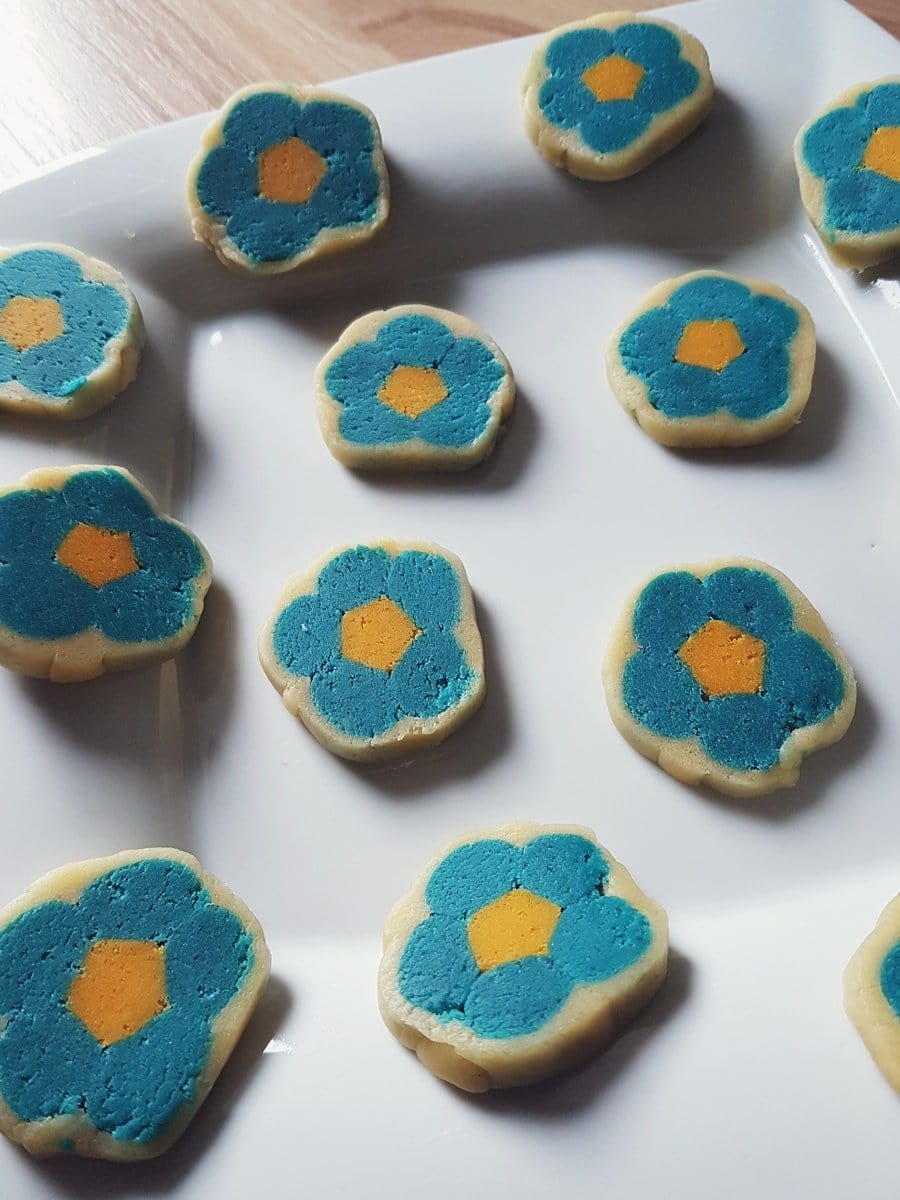 Originelle Kekse mit Blumen-Motiv (innen) backen: Einfaches Rezept für Plätzchen ohne Ausstechform
