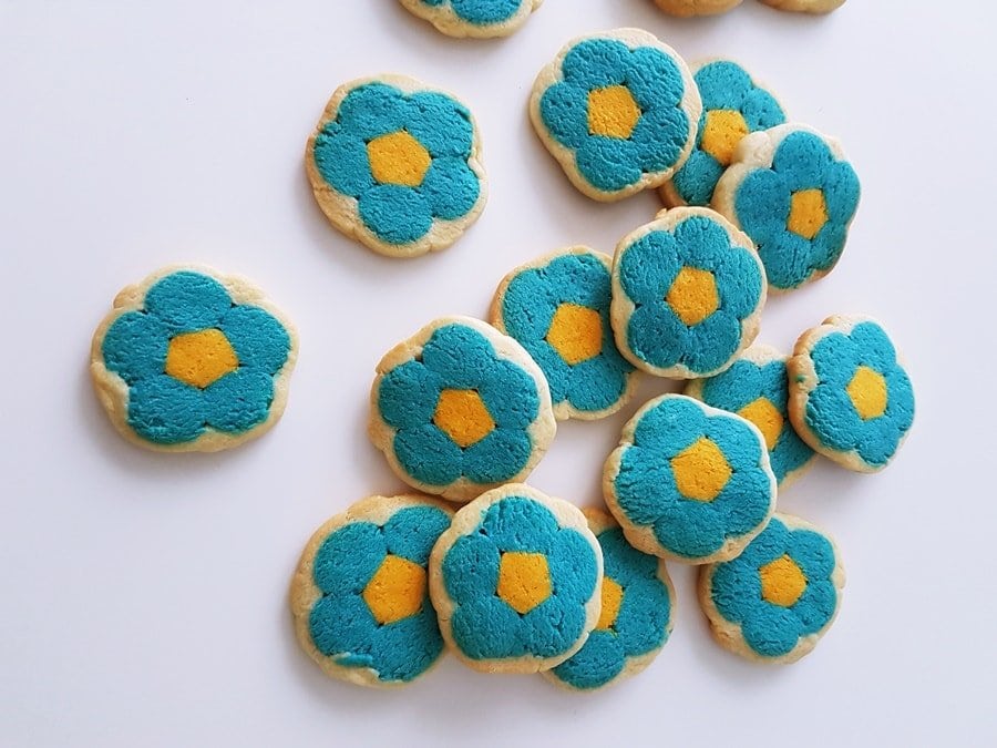 Blaue Kekse mit Blumen backen