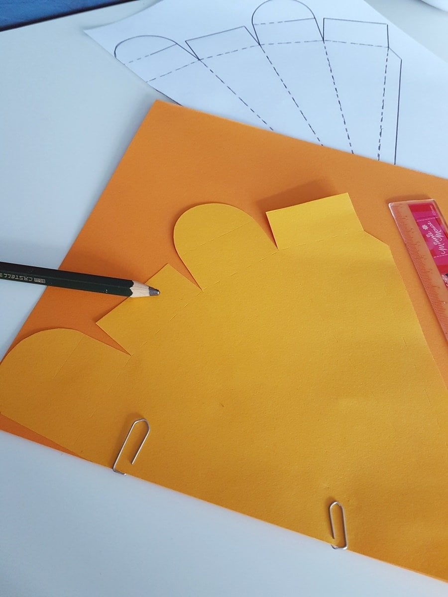 Oster Verpackung basteln: Möhre falten