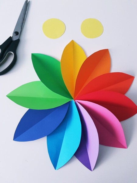 Anleitung für eine Wanddeko aus Papierblumen