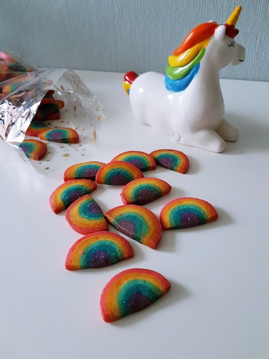 Fertig gebackene Regenbogen-Kekse