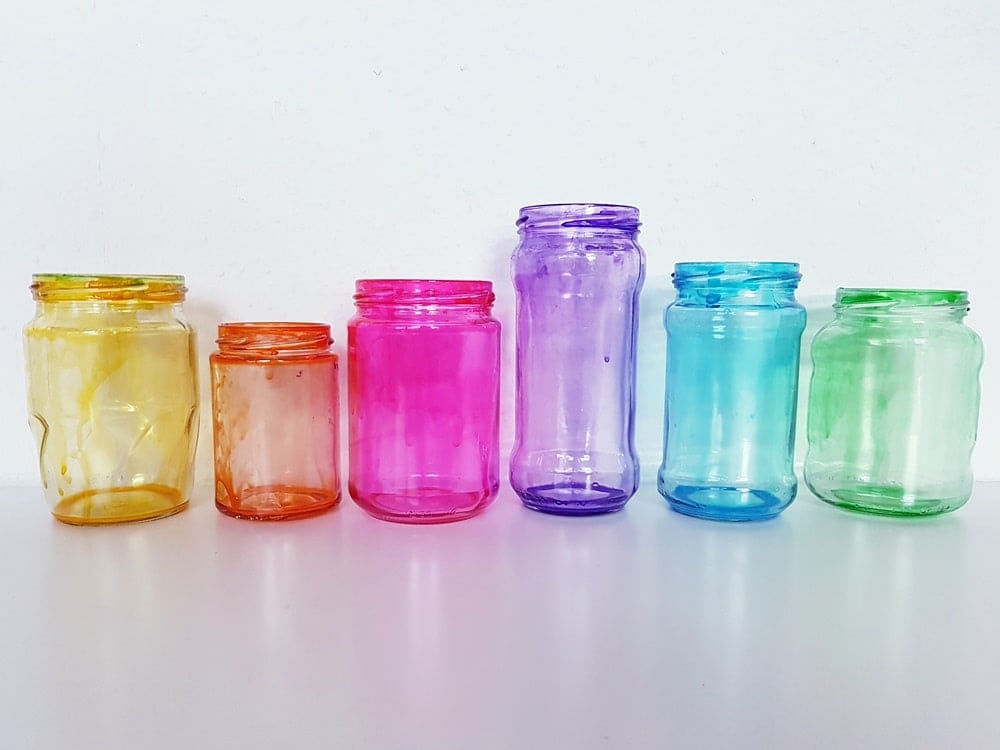 Wie man Gläser und Flaschen mit Lebensmittelfarbe färbt