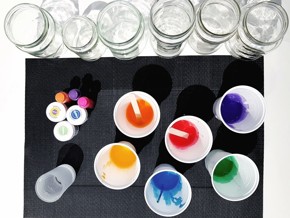Bunte Gläser selbst färben Lebensmittelfarbe