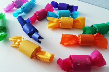 Girlande aus Papprolle / Klopapierrolle basteln mit Kindern als Partydeko zum Kindergeburtstag / Wanddeko im Kinderzimmer