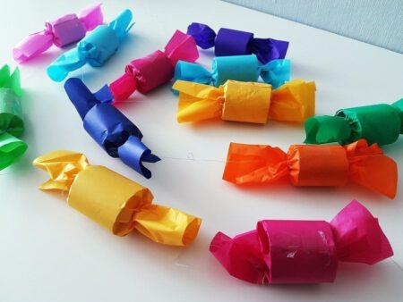 Girlande aus Papprolle / Klopapierrolle basteln mit Kindern als Partydeko zum Kindergeburtstag / Wanddeko im Kinderzimmer
