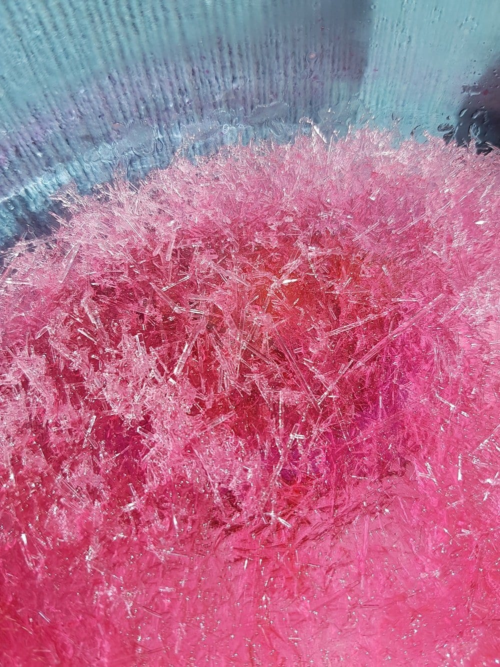 Auskristallisieren: Erste Bittersalz Kristalle bilden sich