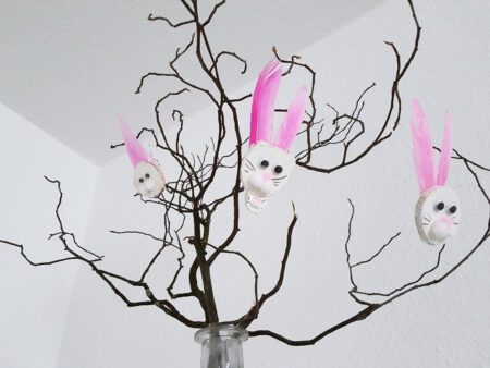 Hasen aus Holzscheiben basteln zu Ostern. Bastelanleitung Osterhasen Anhänger