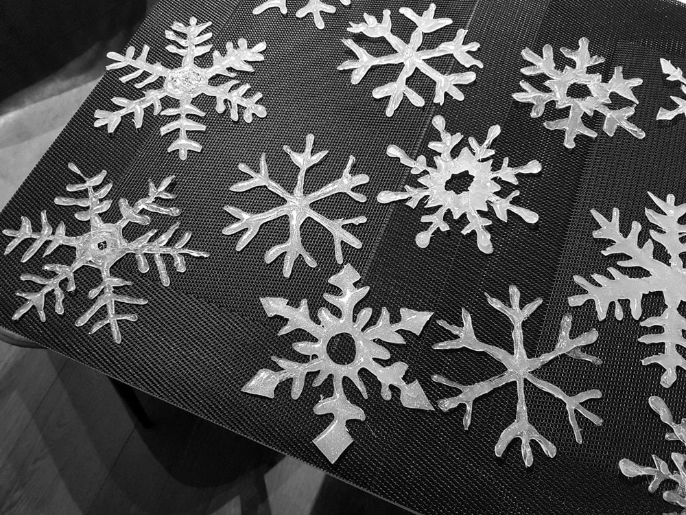 Glitzernde Schneeflocken aus Heißkleber selber machen