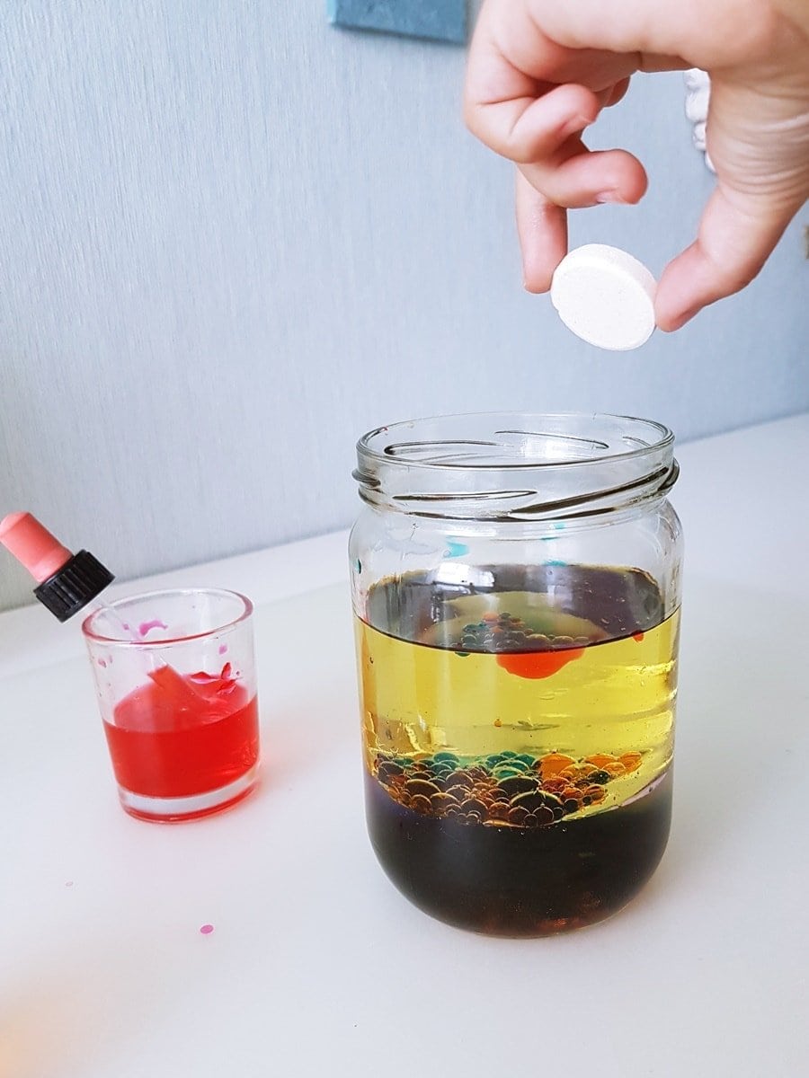 Lavalampe selbstgemacht: Wasser Öl Experiment für Kinder