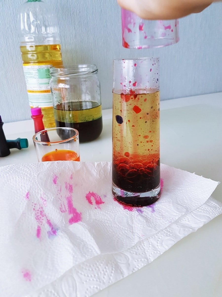 Einfaches Experiment für Kinder mit Wasser, Lebensmittelfarbe und Öl
