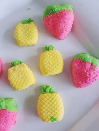 Sommerliche Erdbeeren und Ananas Knetseife
